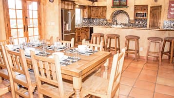 Luxury House, 6 Bedrooms, Non Smoking, Private Pool | In-room dining
