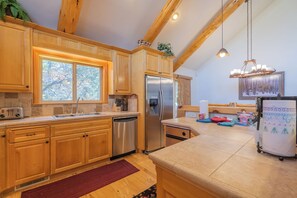 Private kitchen - Bearfoot Bungalow (Big Bear Lake)