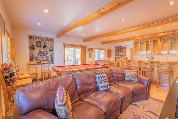 Chalet rustique de base | Aire de séjour