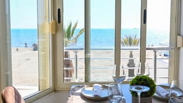 Apartment, 1 Bedroom, Balcony, Ocean View | Tempat makan