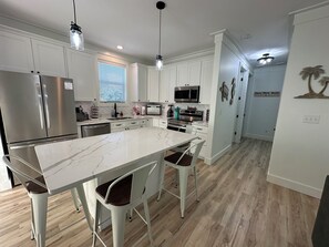 Køleskab, mikrobølgeovn, ovn, kogeplade