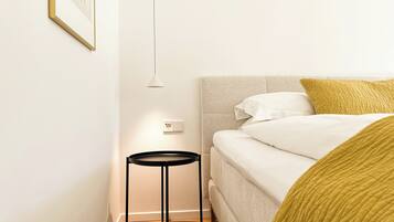 1 chambre, coffre-fort, fer et planche à repasser, lit de bébé portatif
