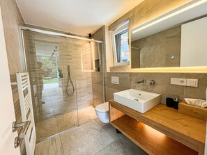 Shower, hair dryer, towels, soap - modern, luxury, private entrance, garden, terrace, and stunning mountain views. (Brixen)