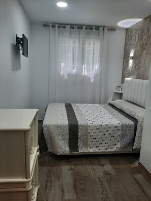 2 habitaciones, tabla de planchar con plancha, wifi y ropa de cama