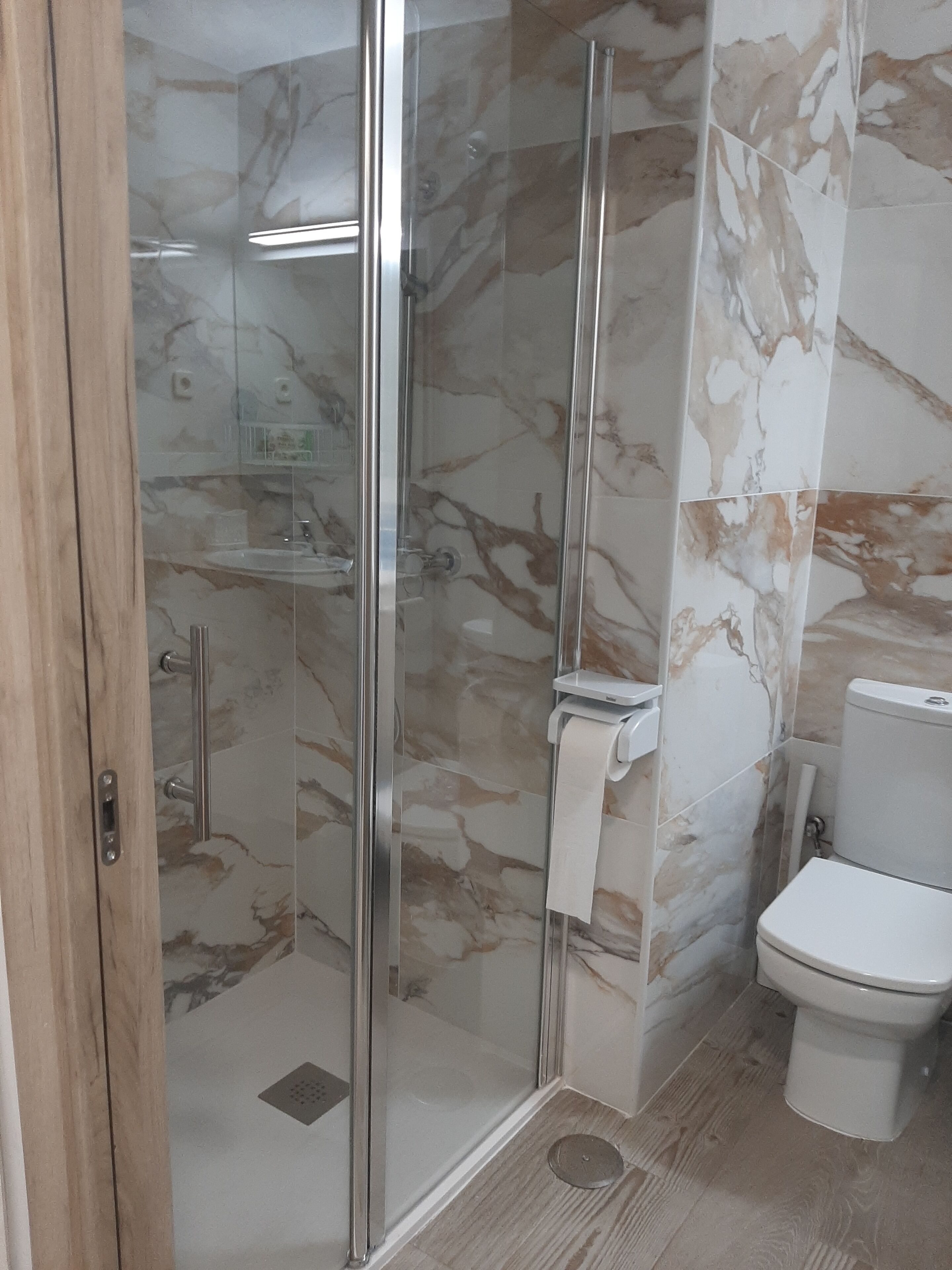 Secadora de cabello, toallas, jabón, papel de baño 