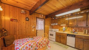 Basic Cabin | Private kitchen - Bearfoot Cabin (Big Bear Lake)