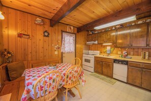 Basic Cabin | Private kitchen - Bearfoot Cabin (Big Bear Lake)
