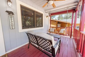 Basic Cabin | Terrace/patio - Moose Tracks Lodge (Big Bear City)