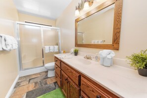 Basic Cabin | Bathroom - Moose Tracks Lodge (Big Bear City)