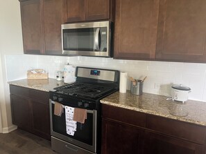 Fridge, microwave, oven, stovetop - Very quiet piece (Maurice)