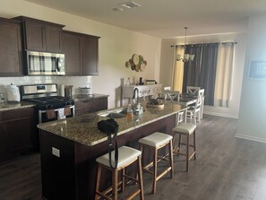 Fridge, microwave, oven, stovetop - Very quiet piece (Maurice)