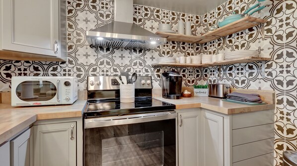 Kühlschrank, Mikrowelle, Ofen, Herdplatte