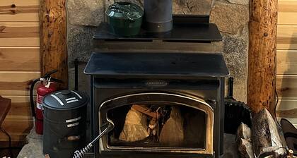 Cozy two bedroom cabin with hearty Firewood Stove/Game Room