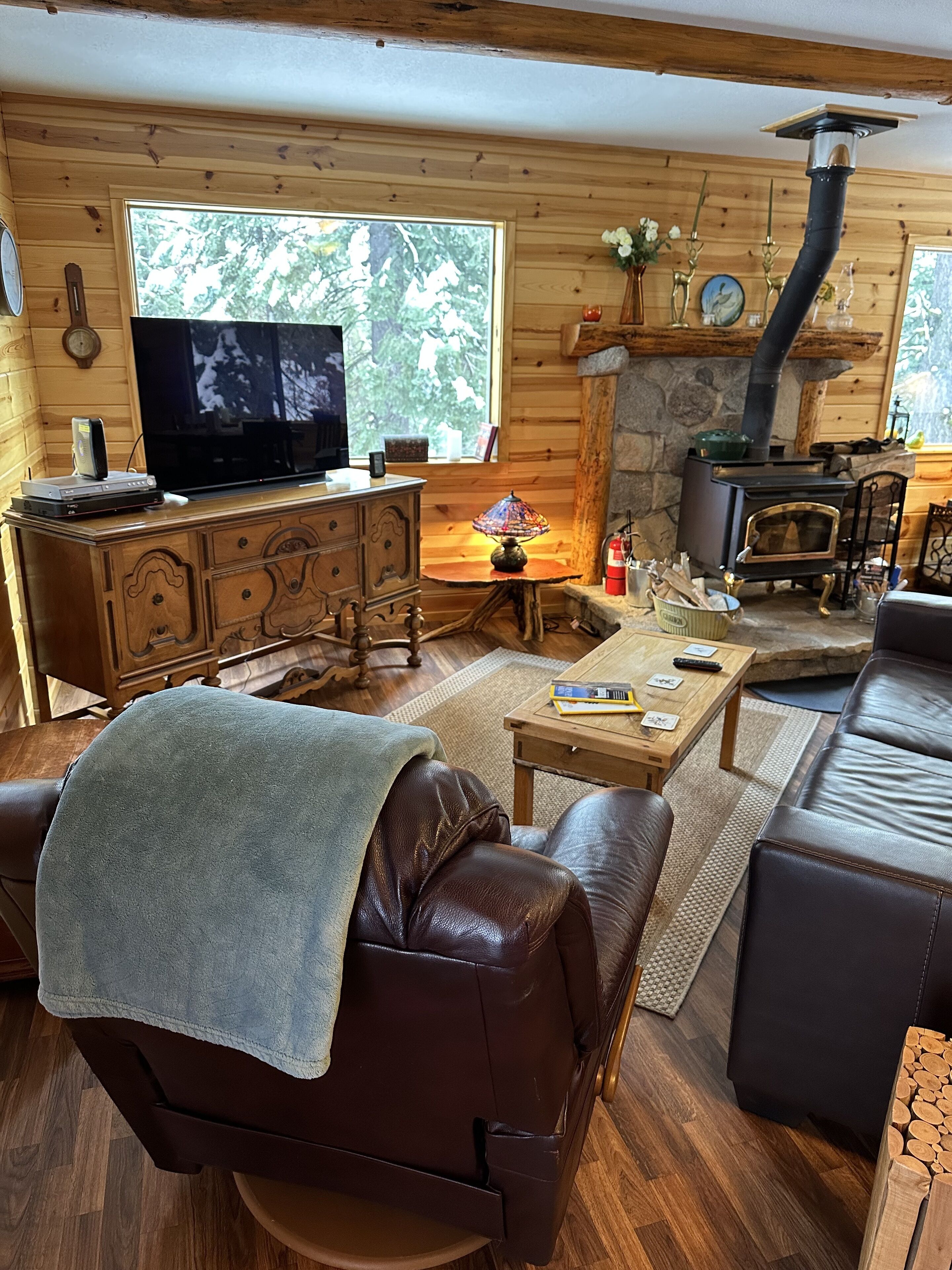 Smart TV, table tennis, books