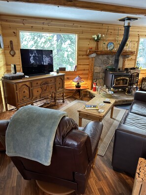 Smart-TV, Tischtennisplatte, Bücher