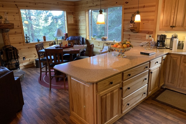 Kitchen Counter/Dining Area