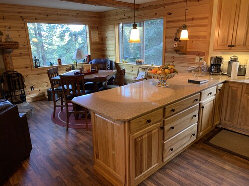 Cozy two bedroom cabin with hearty Firewood Stove/Game Room