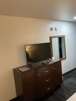 Room 106 - 1 King Bed | Living area