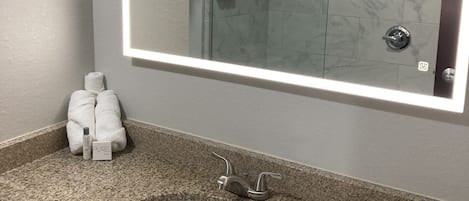 Chambre (2 Queen Beds) | Salle de bain | Séchoir à cheveux