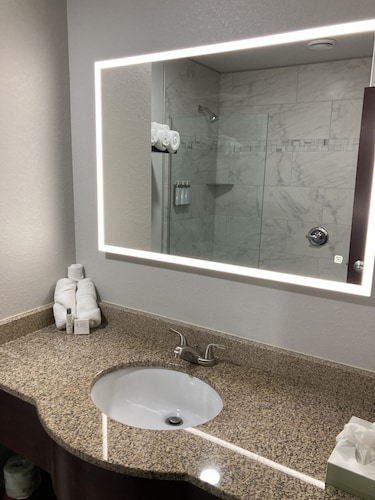 Elker Inn & Suites