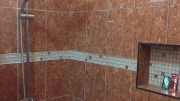 Douche, serviettes fournies, savon