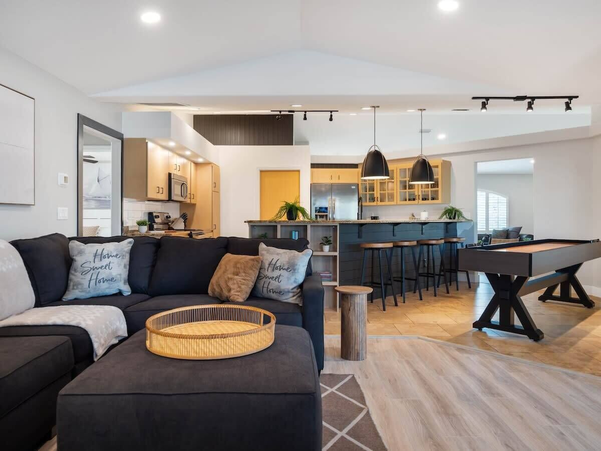 TV, peis og kontorer