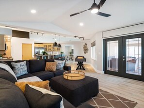 TV, peis og kontorer