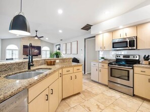 Kjøleskap, mikrobølgeovn, ovn og kokeplater