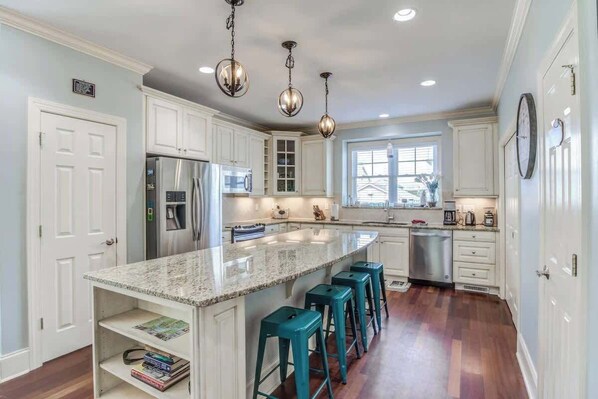 Fridge, microwave, oven, stovetop - One Block to the beach (Carolina Beach)