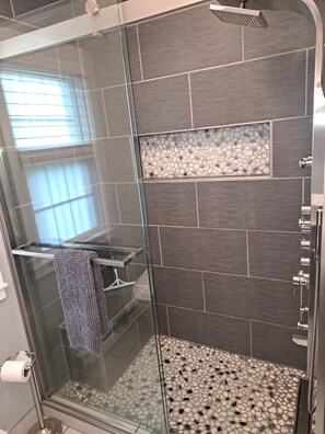Douche, serviettes fournies, papier toilette
