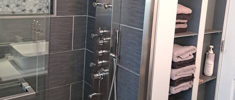 Regadera, toallas, papel de baño