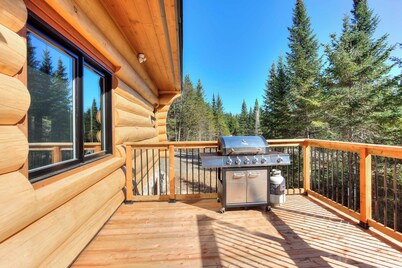 Tremblant Luxury Chalet-Hot Tub, dry Sauna, Pool table, Fireplace & Lake Access