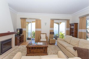 Living area - Two-Bedroom Apartment with Sea View (Funchal)
