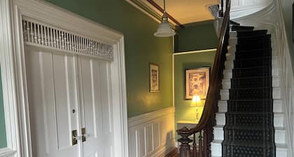 2Br Private Victorian Apartment in City Location on Half Acre Sleeps 5