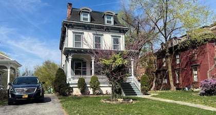 2Br Private Victorian Apartment in City Location on Half Acre Sleeps 5