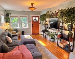 Una Smart TV, libros, una pantalla de ordenador