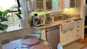 Kaffetrakter/tekoker, kjøleskap, mikrobølgeovn og ovn