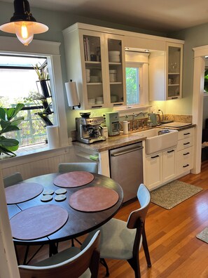 Réfrigérateur, four à micro-ondes, un four, surface de cuisson