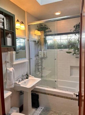 Bañera de hidromasaje, secador de pelo, bidé y toallas