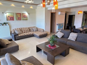 Apartment, 2 Schlafzimmer, Balkon, Meerblick | Wohnbereich