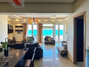 Apartment, 2 Schlafzimmer, Balkon, Meerblick | Wohnbereich
