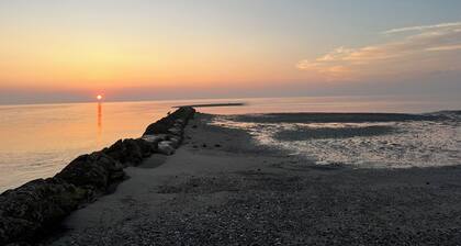 Peaceful South Bowers Beach Pink Firehouse near DE Turf with amazing views