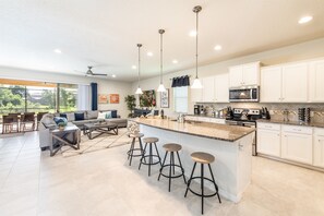 Kylskåp, mikrovågsugn, ugn och spishäll