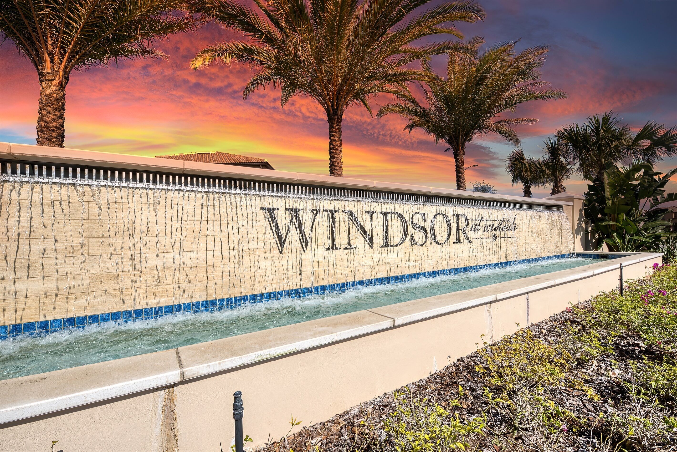 Un mur sur lequel est inscrit le mot « Windsor », avec une fontaine ou un autre élément aquatique devant.
