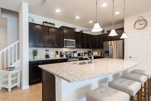 Fridge, microwave, oven, stovetop - "Sunset Hideaway" - Enchanted Lakeside Retreat (Kissimmee)