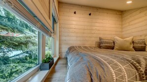 2 bedrooms, iron/ironing board, WiFi (free), bed sheets - Creekside Insbrook New (Whistler)