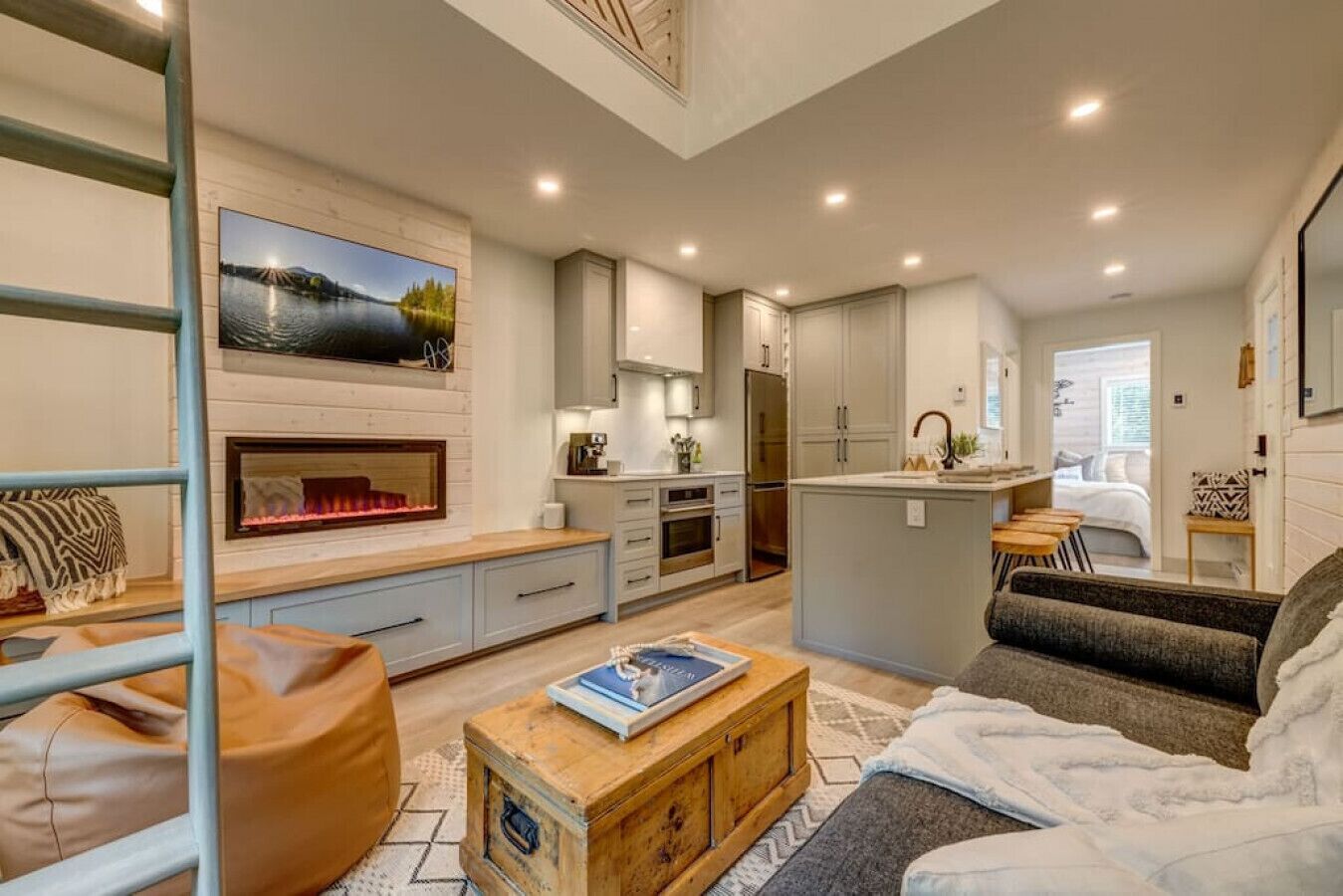 智能電視、壁爐、音響