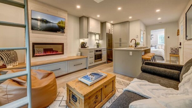 Smart TV, fireplace, stereo - Creekside Insbrook New (Whistler)