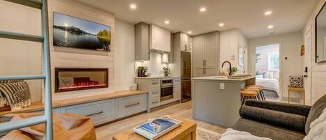 Smart TV, fireplace, stereo