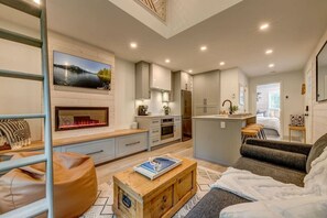Living area - Creekside Insbrook New (Whistler)